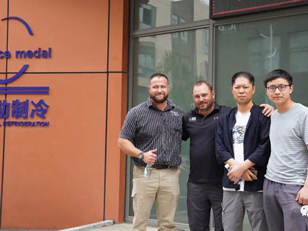 南非客商寻访冰勋 共商中非合作之道